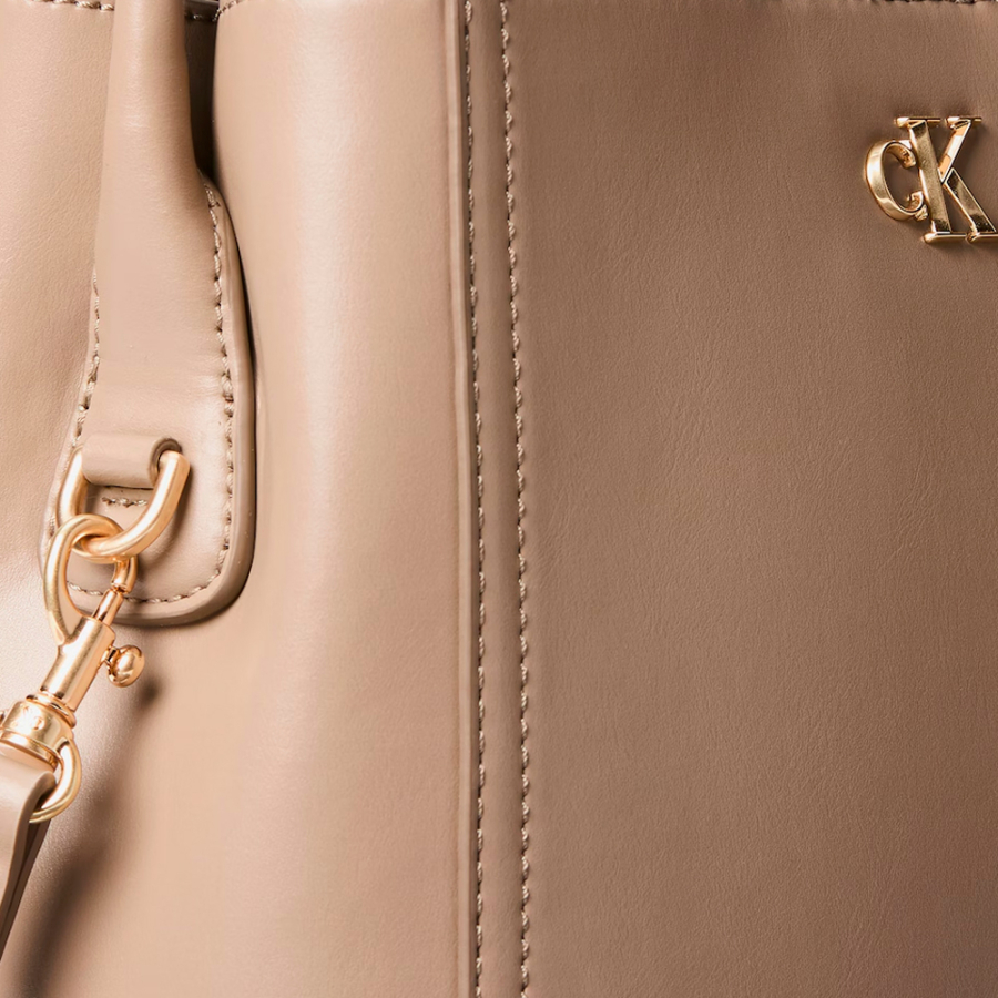 bolso-saco-con-logo-monograma-y-herrajes