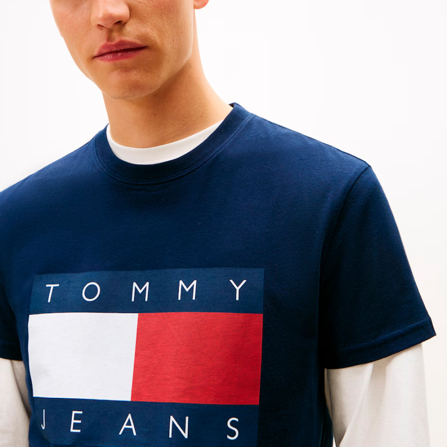 t-shirt-a-col-rond-avec-ecusson