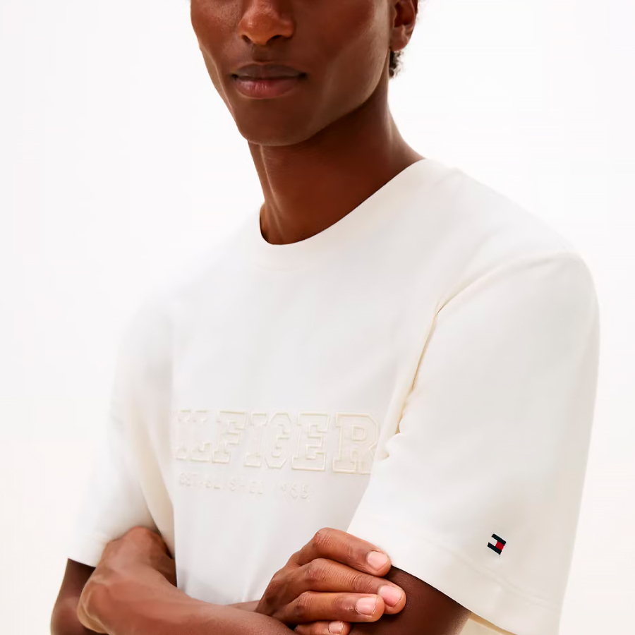 camiseta-de-cuello-redondo-con-logo-bordado camiseta-de-cuello-redondo-con-logo-bordado