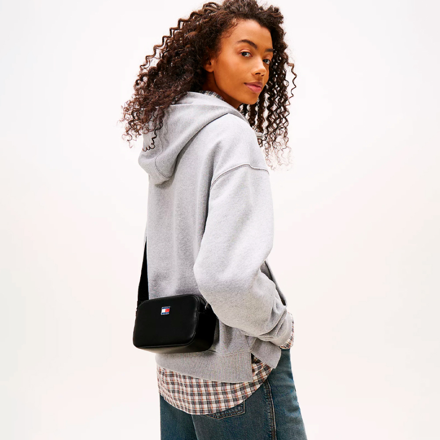 bolsa-transversal-essencial-com-logotipo-metalico bolsa-transversal-essencial-com-logotipo-metalico