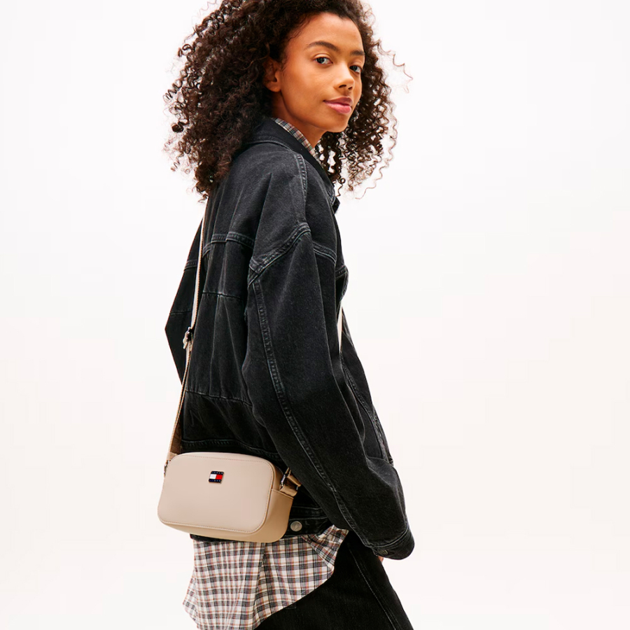 essential-crossbody-bag-with-metal-logo essential-crossbody-bag-with-metal-logo