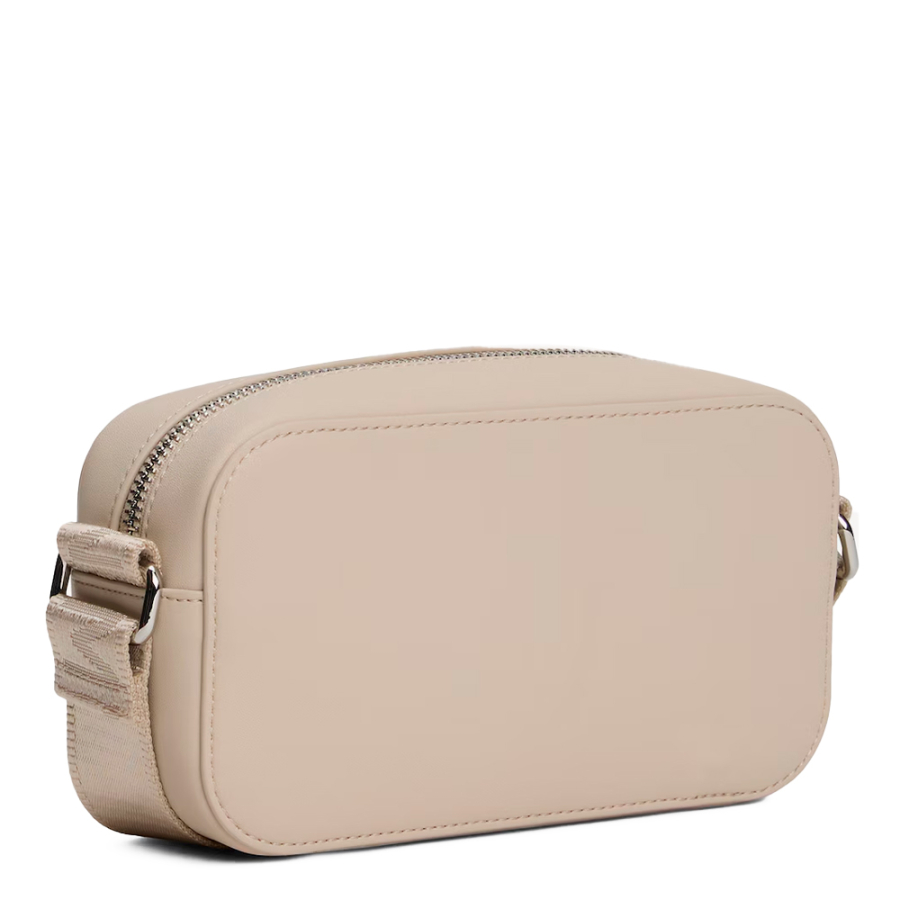 borsa-a-tracolla-essenziale-con-logo-in-metallo borsa-a-tracolla-essenziale-con-logo-in-metallo