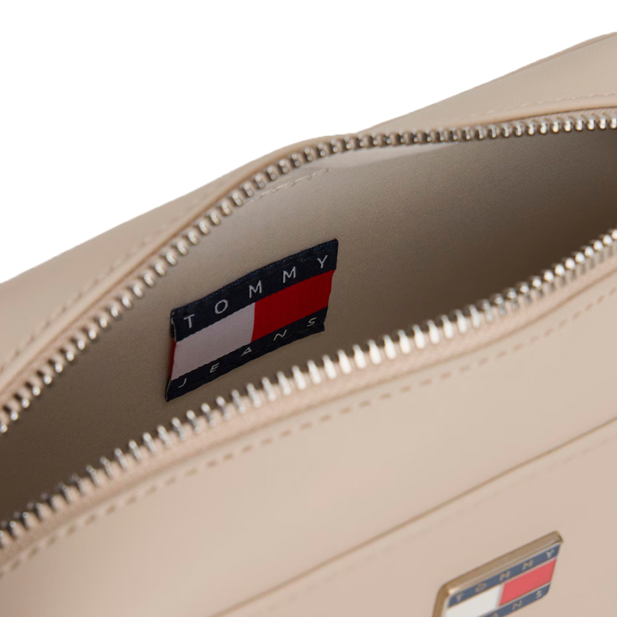 bolsa-transversal-essencial-com-logotipo-metalico bolsa-transversal-essencial-com-logotipo-metalico