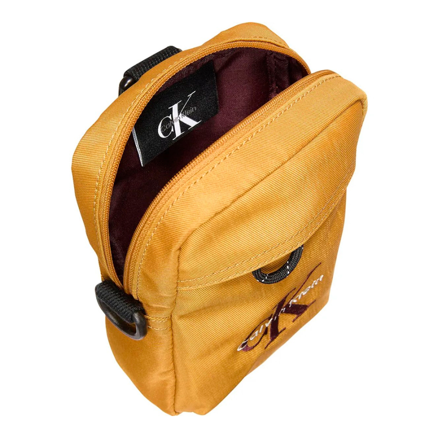 nylon-slim-crossbody-tasche-mit-auffalligem-logo nylon-slim-crossbody-tasche-mit-auffalligem-logo