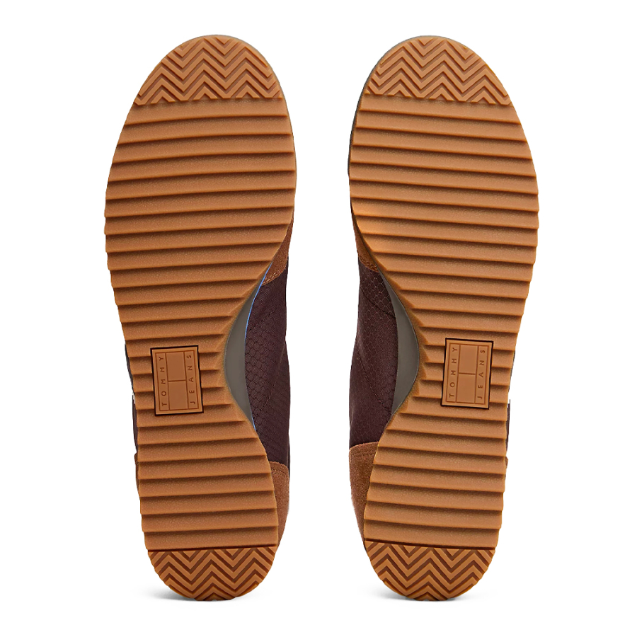 retro-sneaker-mit-einem-mix-aus-verschiedenen-texturen retro-sneaker-mit-einem-mix-aus-verschiedenen-texturen