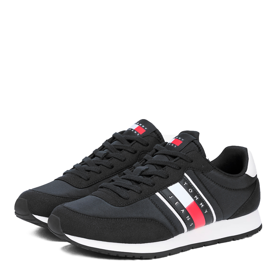 sneaker-mit-einem-materialmix