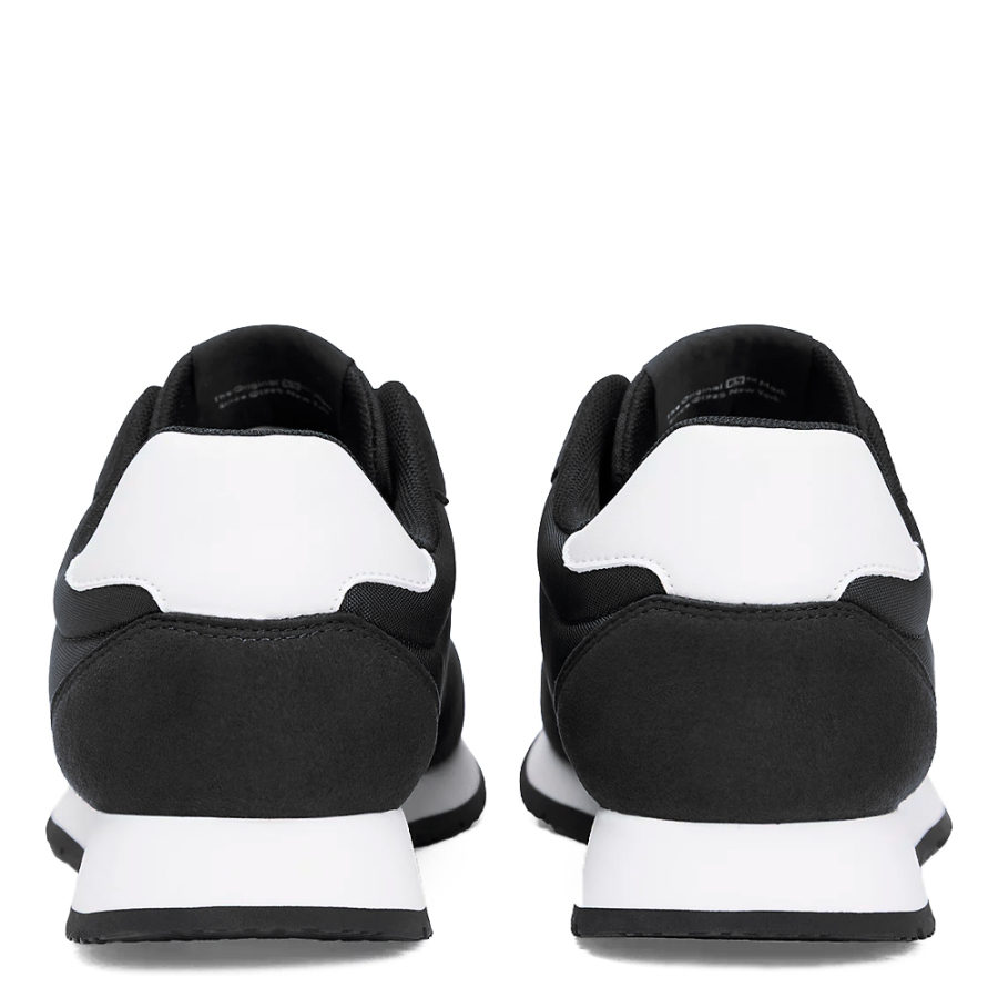 sneaker-mit-einem-materialmix