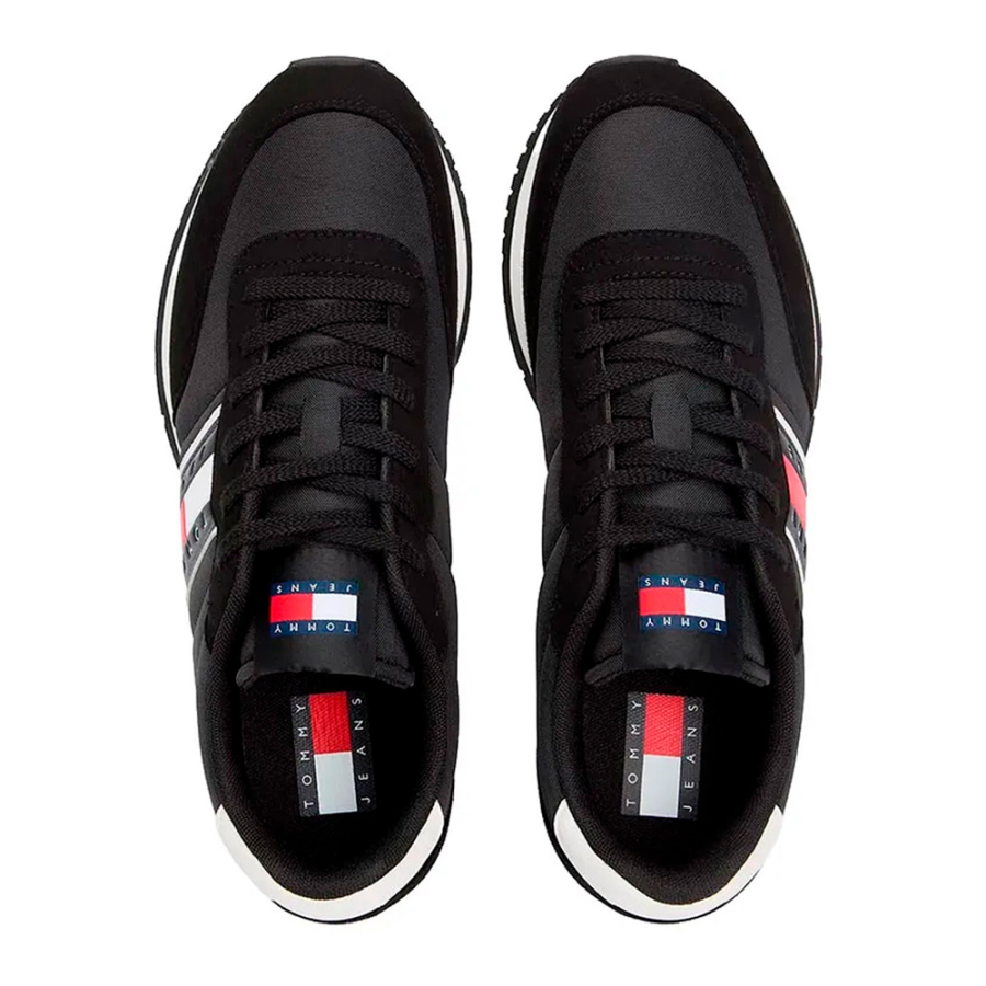 baskets-avec-un-melange-de-textures