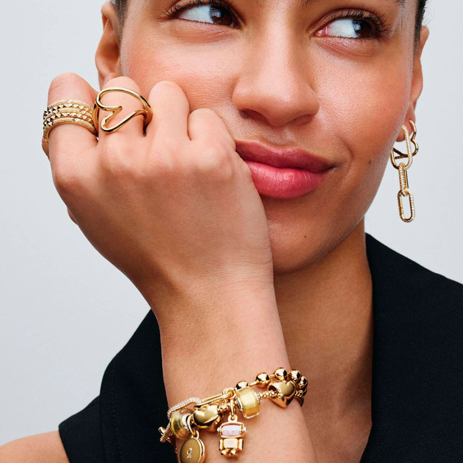 armband-mit-kettengliedern-und-metallkugeln