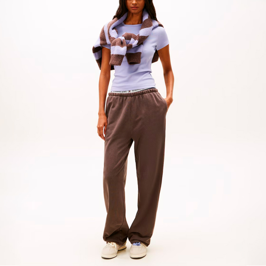 schmal-geschnittenes-rippstrick-t-shirt-mit-aufnaher