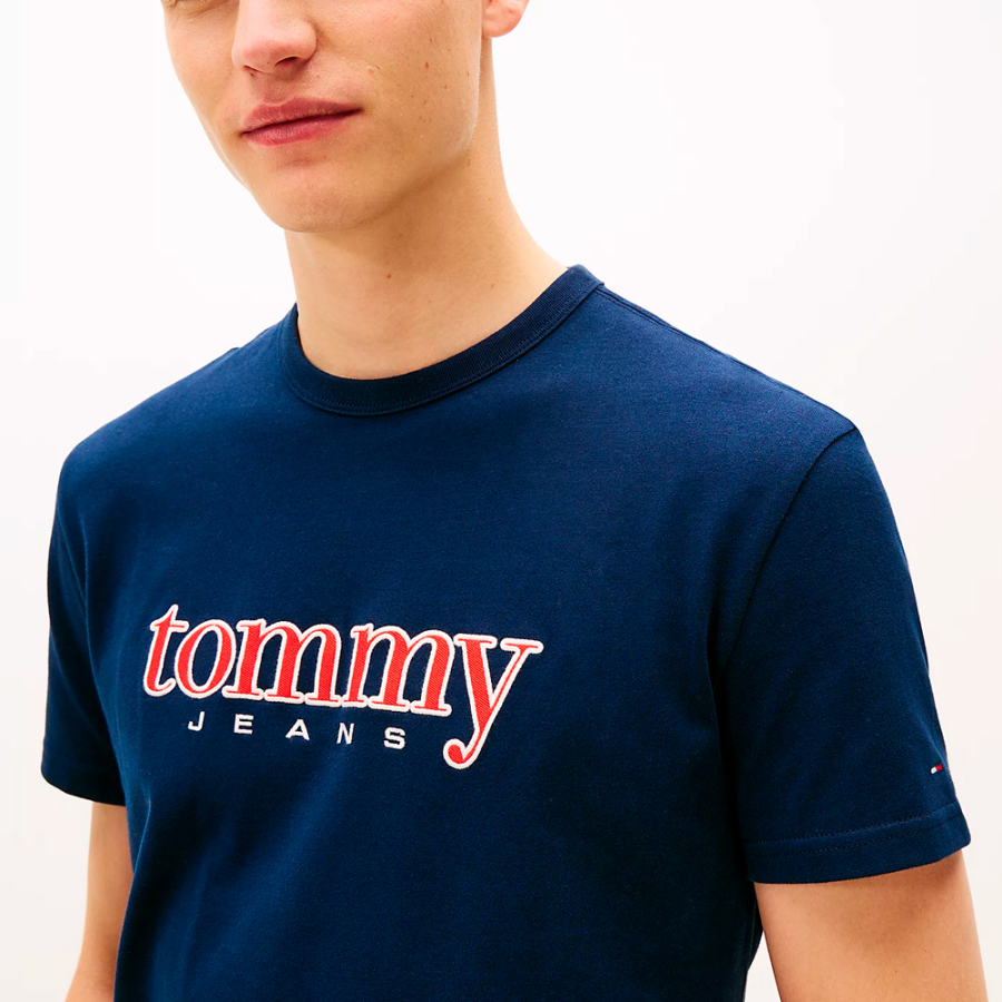 strick-t-shirt-mit-logo-applikation