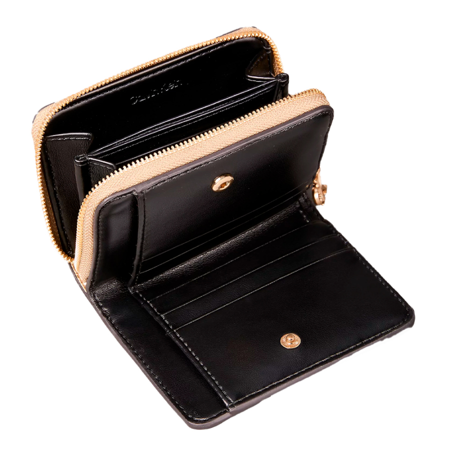 cartera-con-cremallera-y-monograma-metalico cartera-con-cremallera-y-monograma-metalico