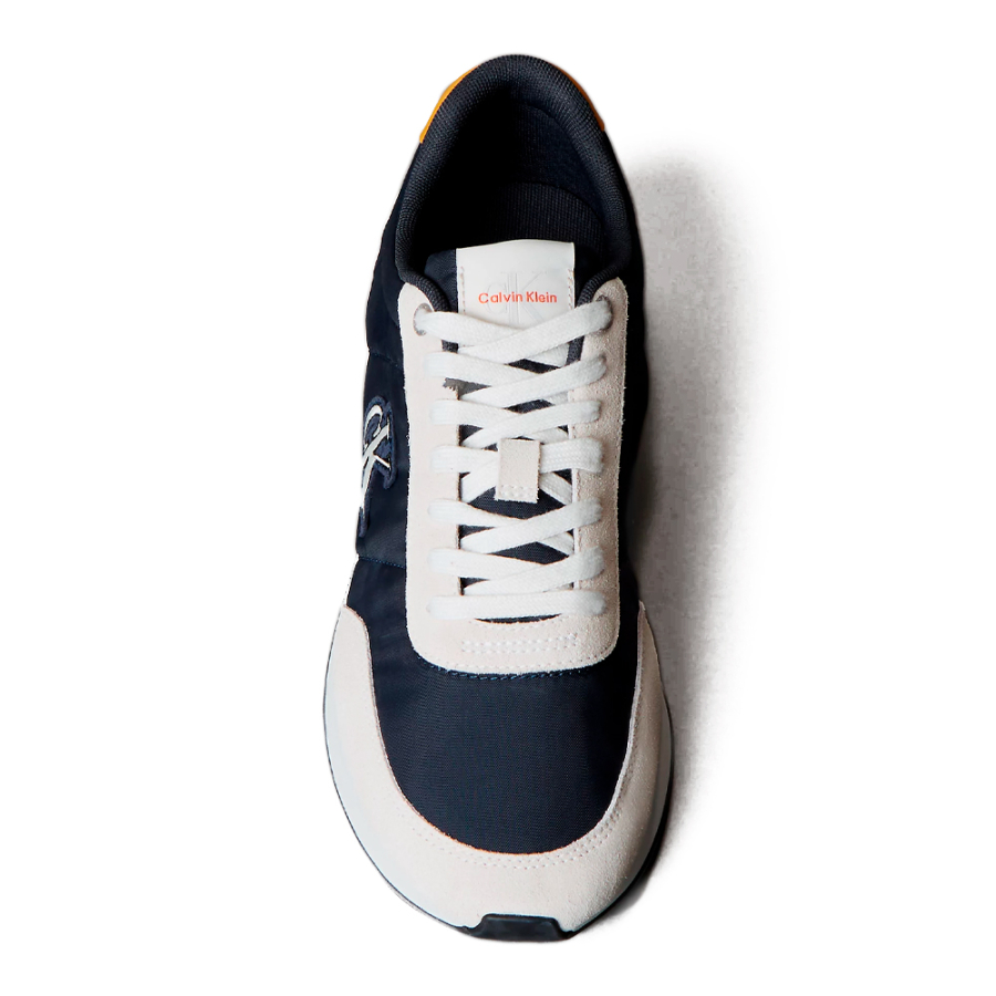 1979-laufschuhe-mit-unverwechselbarem-logo