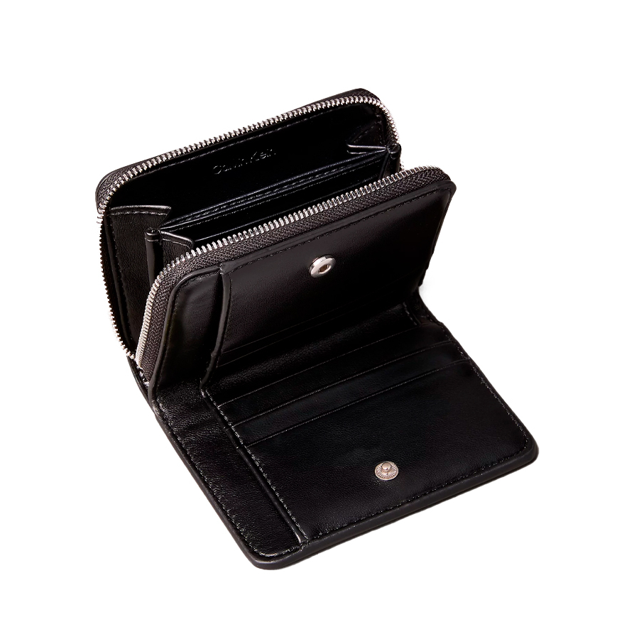 portefeuille-zippe-avec-monogramme-en-metal