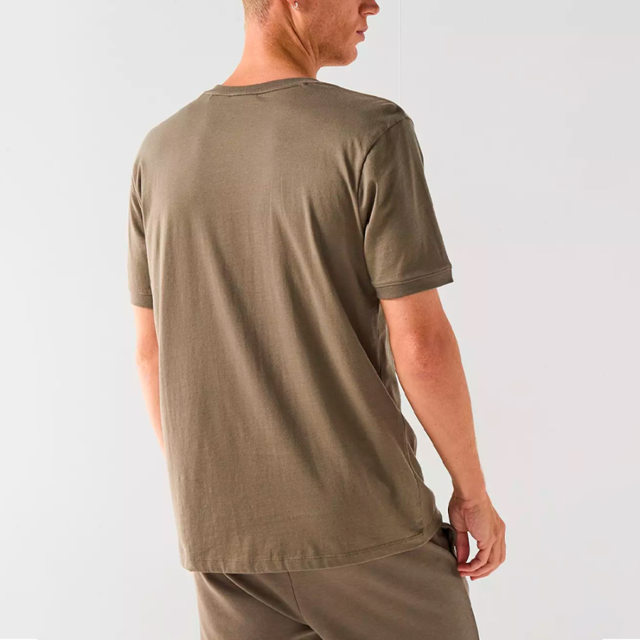 t-shirt-avec-etiquette-logo t-shirt-avec-etiquette-logo