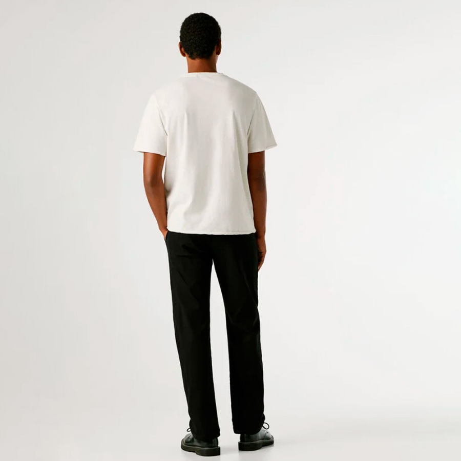 normal-geschnittenes-t-shirt-mit-vordertasche