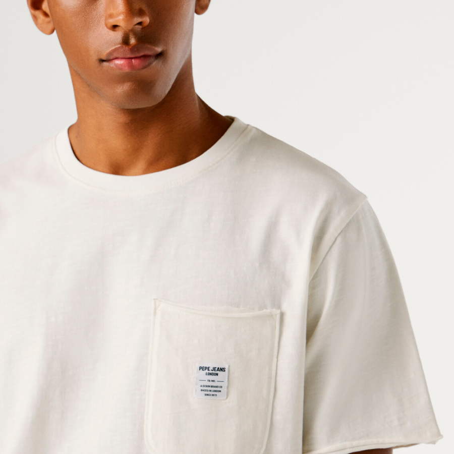 normal-geschnittenes-t-shirt-mit-vordertasche