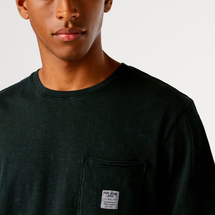 t-shirt-coupe-classique-avec-poche-avant t-shirt-coupe-classique-avec-poche-avant