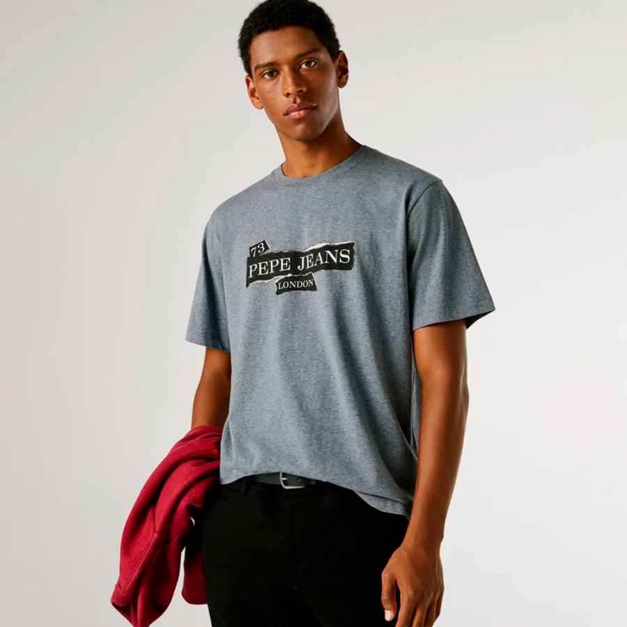 normal-geschnittenes-t-shirt-mit-aufgedrucktem-logo