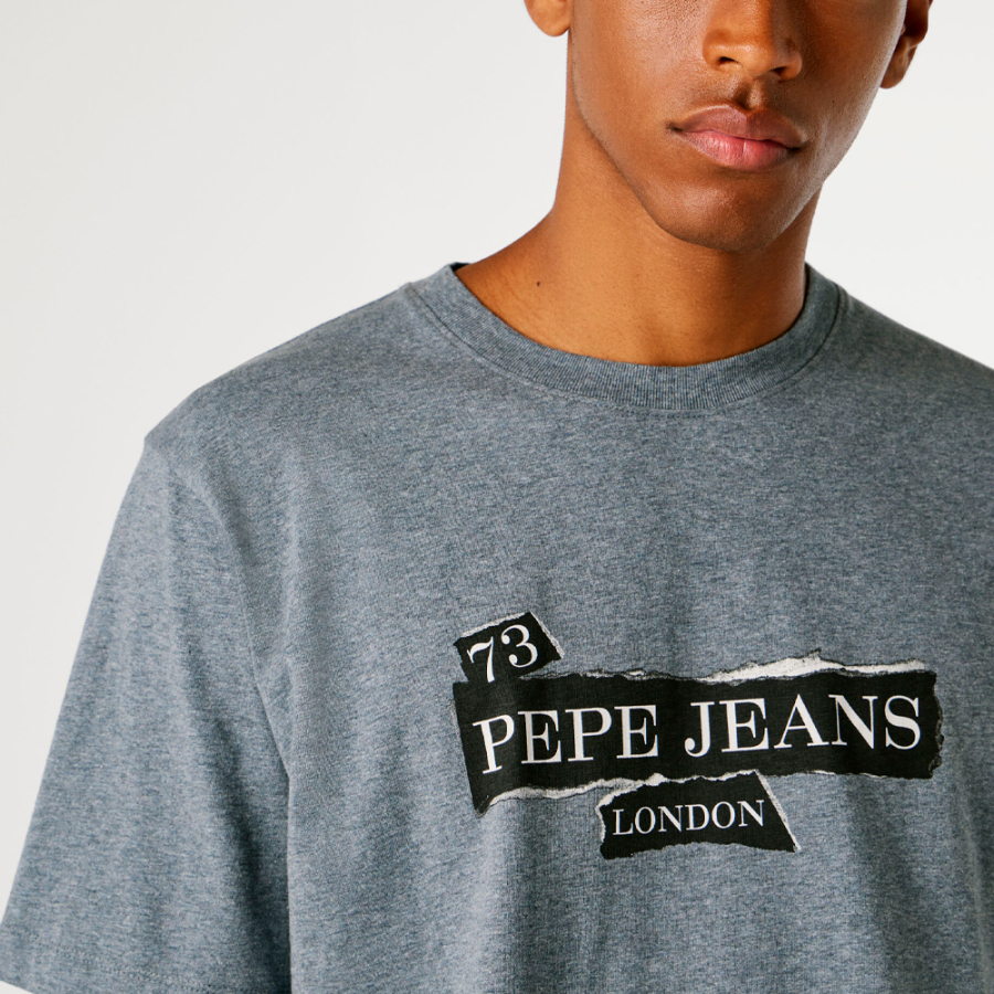 normal-geschnittenes-t-shirt-mit-aufgedrucktem-logo