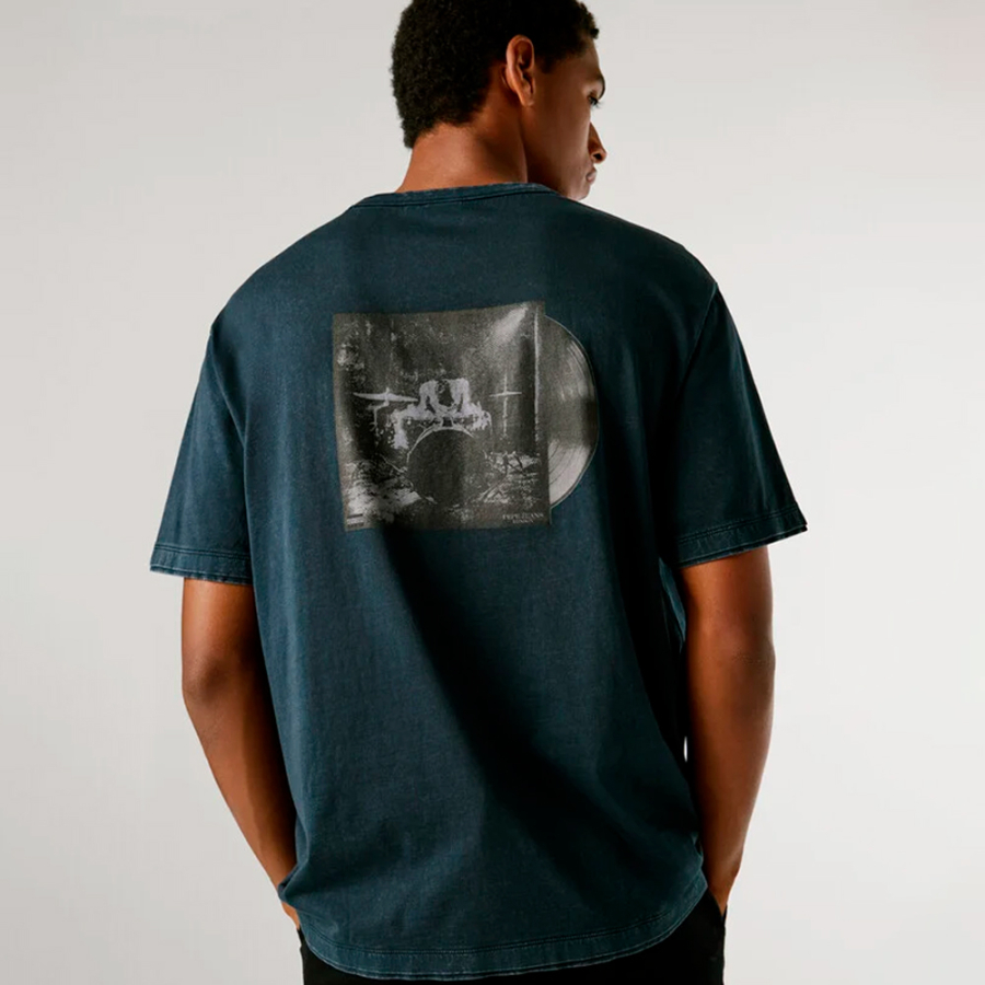 t-shirt-con-stampa-sul-retro-vestibilita-comoda