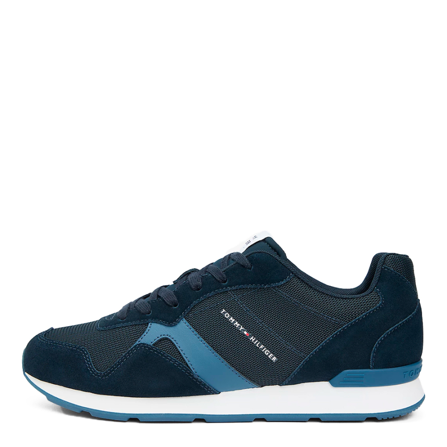 wildledersneaker-mit-einem-mix-aus-verschiedenen-texturen wildledersneaker-mit-einem-mix-aus-verschiedenen-texturen