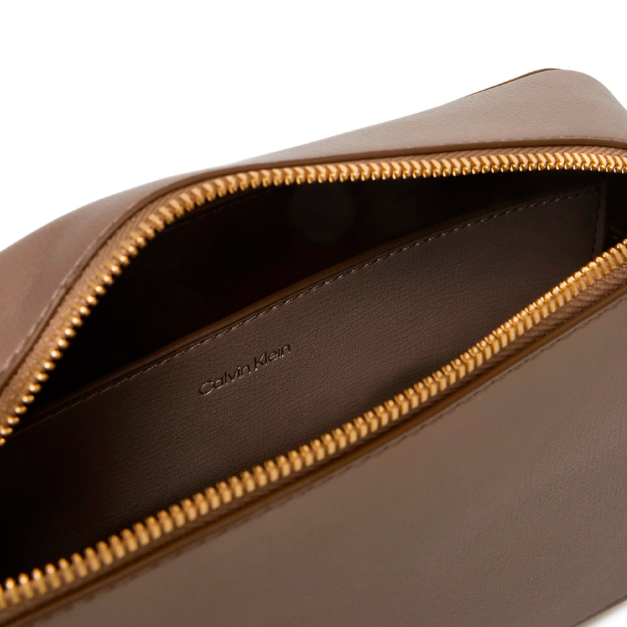 bolsa-transversal-com-logotipo-metalico