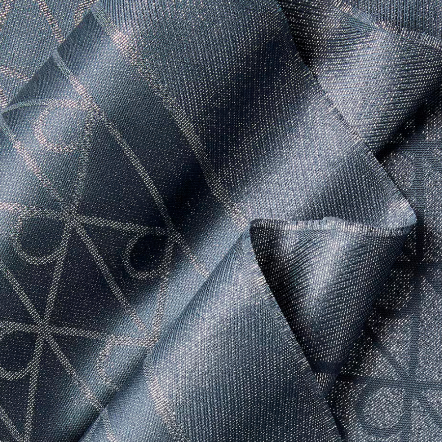 schal-mit-einem-leuchtenden-ikonischen-logodruck