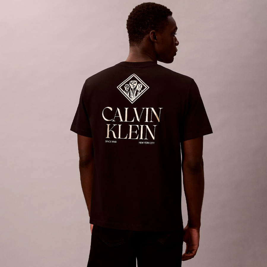 klassisches-t-shirt-mit-rosen-grafiklogo klassisches-t-shirt-mit-rosen-grafiklogo