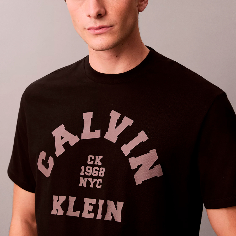 locker-sitzendes-college-t-shirt-mit-grafiklogo locker-sitzendes-college-t-shirt-mit-grafiklogo