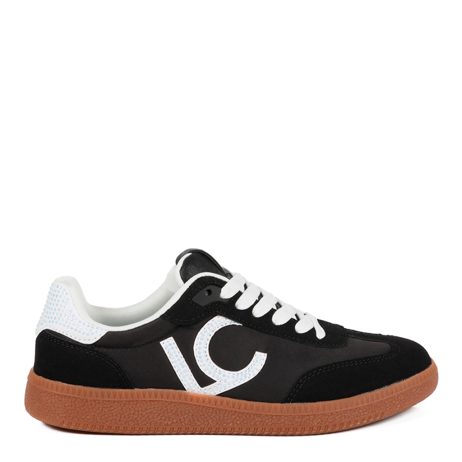 dettagli-delle-scarpe-da-ginnastica-con-strass dettagli-delle-scarpe-da-ginnastica-con-strass