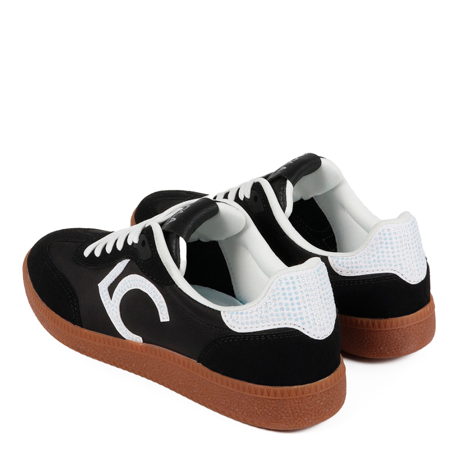 details-des-chaussures-de-baskets-en-strass details-des-chaussures-de-baskets-en-strass