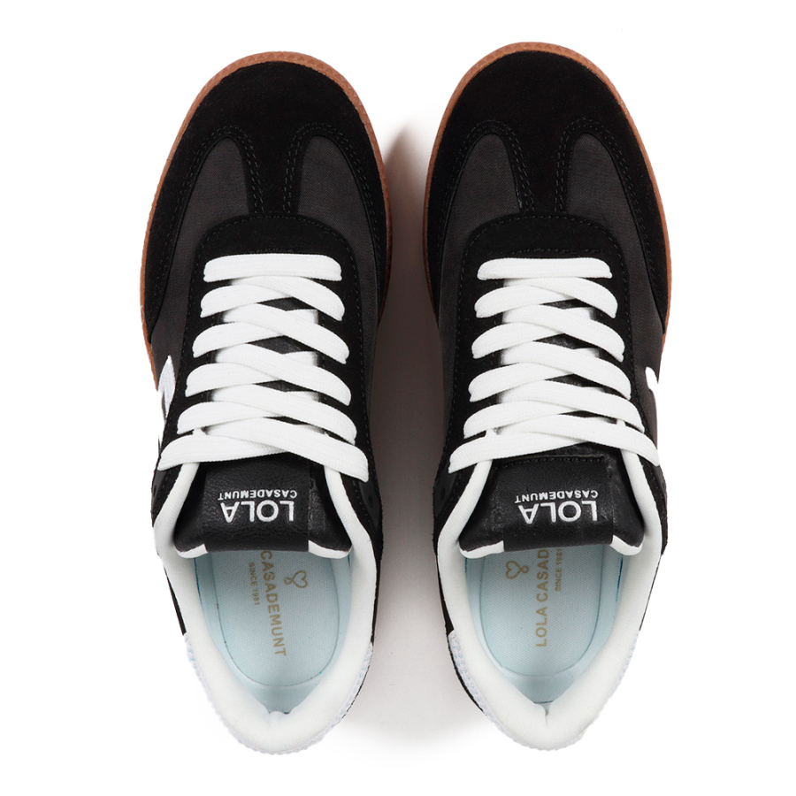 dettagli-delle-scarpe-da-ginnastica-con-strass dettagli-delle-scarpe-da-ginnastica-con-strass