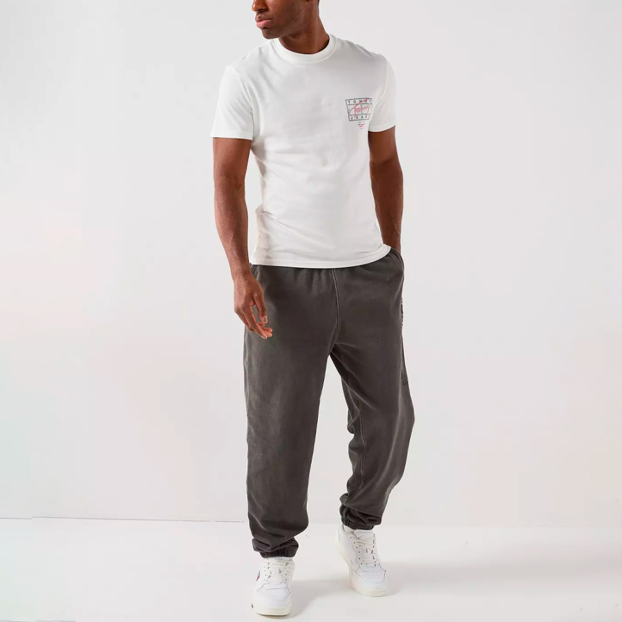 t-shirt-avec-logos-effet-spray