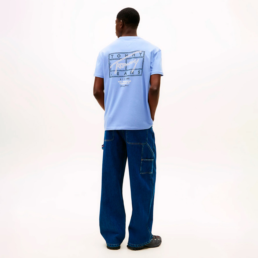 t-shirt-mit-logos-im-spruheffekt