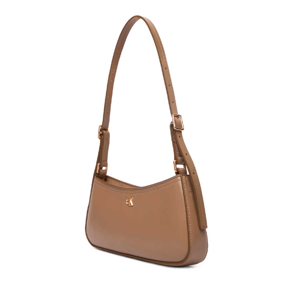 bolsa-de-ombro-com-detalhes-em-monograma