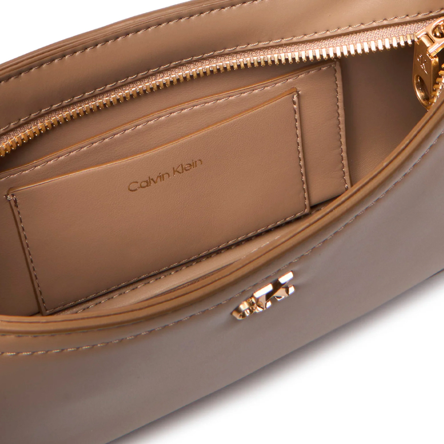 bolso-de-hombro-con-herraje-con-logo-monograma bolso-de-hombro-con-herraje-con-logo-monograma