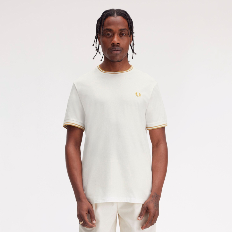 camiseta-con-el-ribete-con-dos-franjas