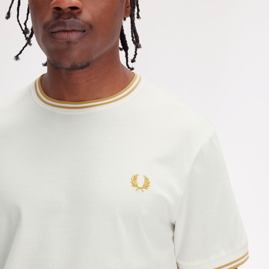 t-shirt-mit-zweifarbigem-streifenbesatz