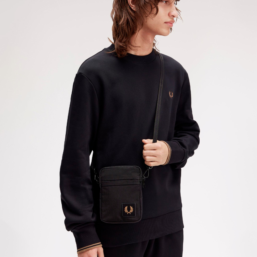 sac-bandouliere-en-nylon-avec-badge