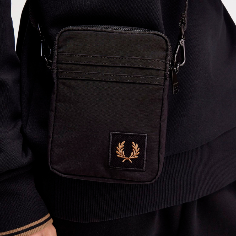 sac-bandouliere-en-nylon-avec-badge