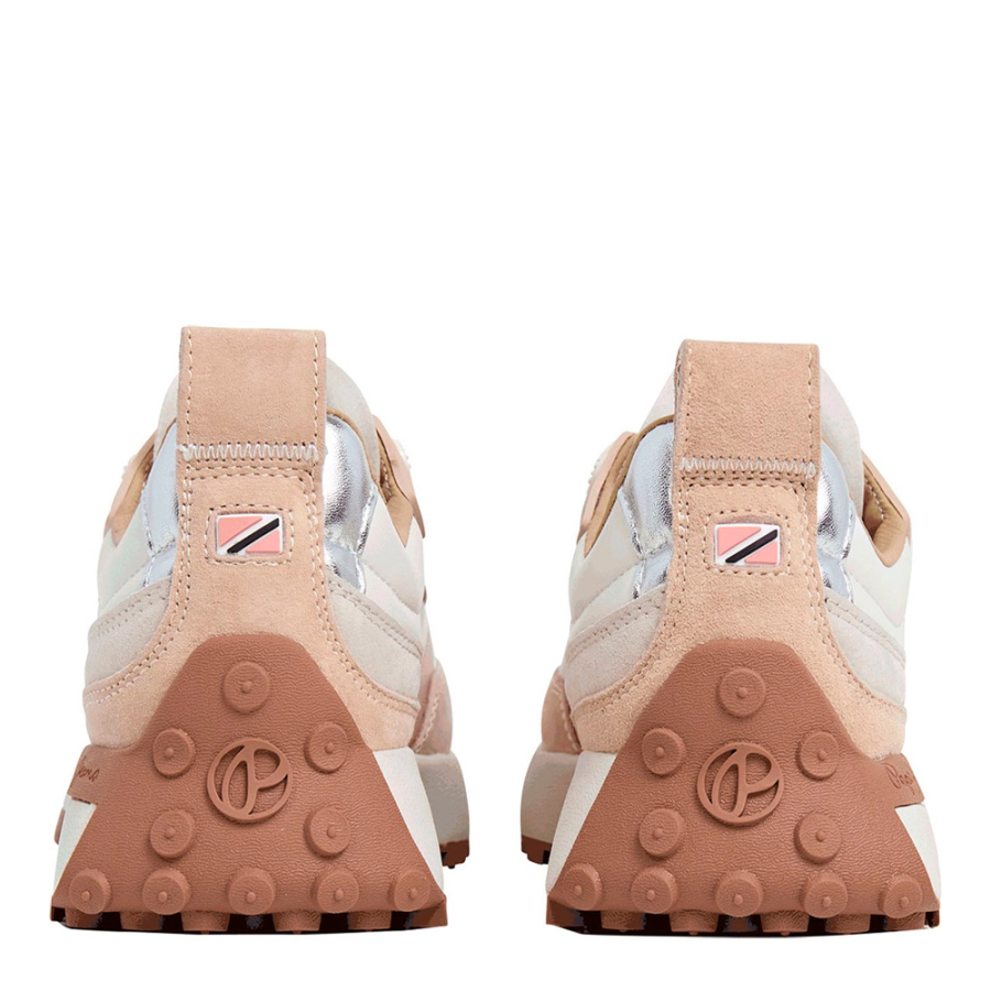 tenis-com-detalhes-em-camurca