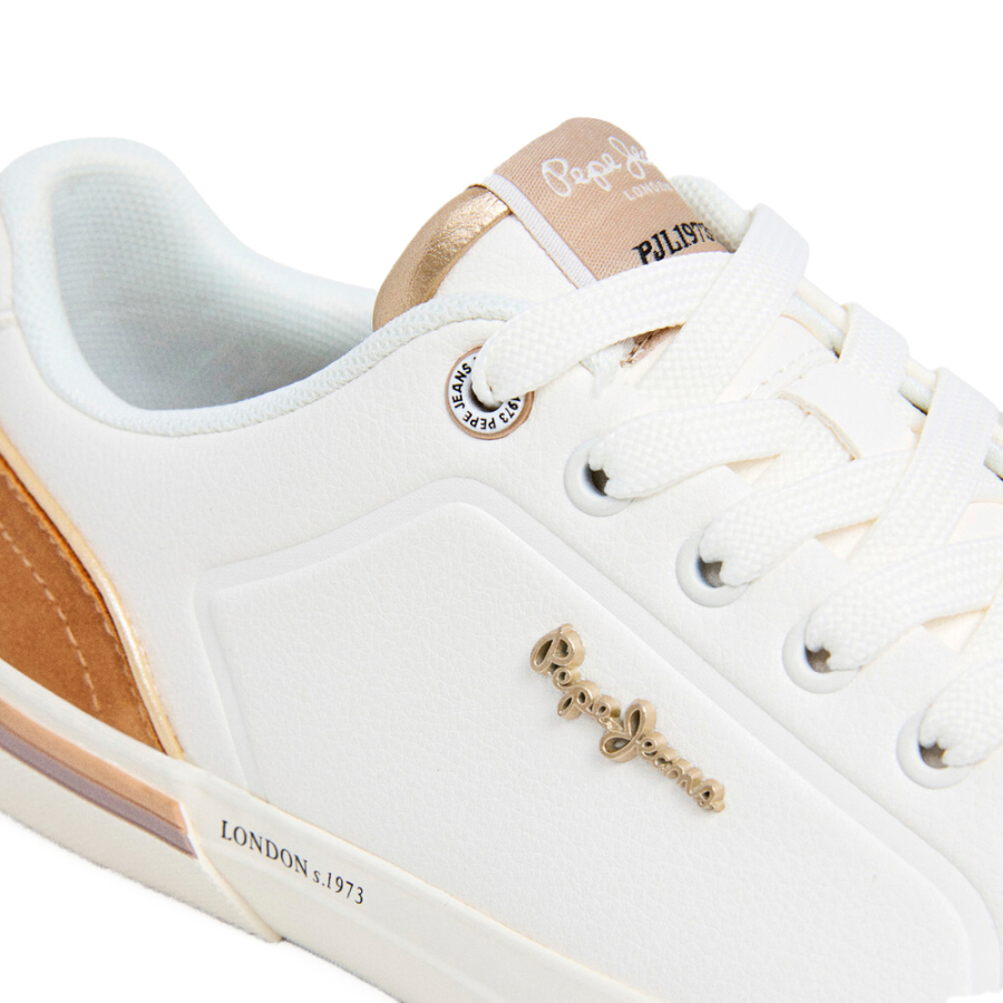 tenis-classicos-com-detalhes-em-camurca