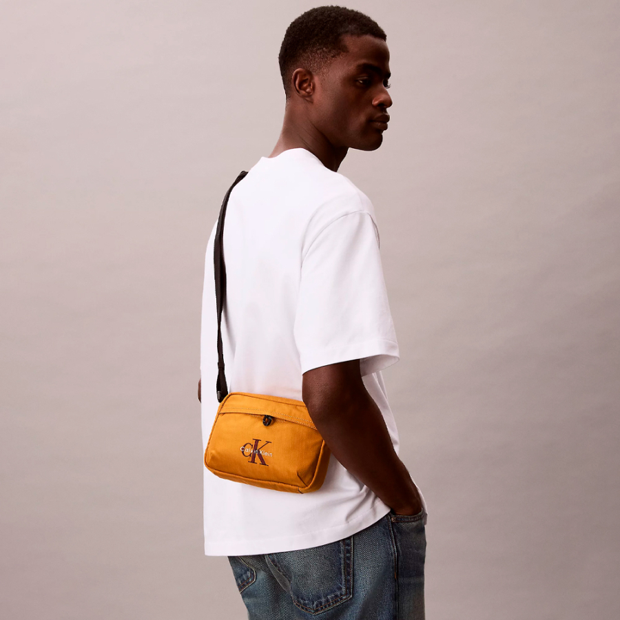 sac-bandouliere-en-nylon-pour-appareil-photo-avec-logo-bien-visible sac-bandouliere-en-nylon-pour-appareil-photo-avec-logo-bien-visible