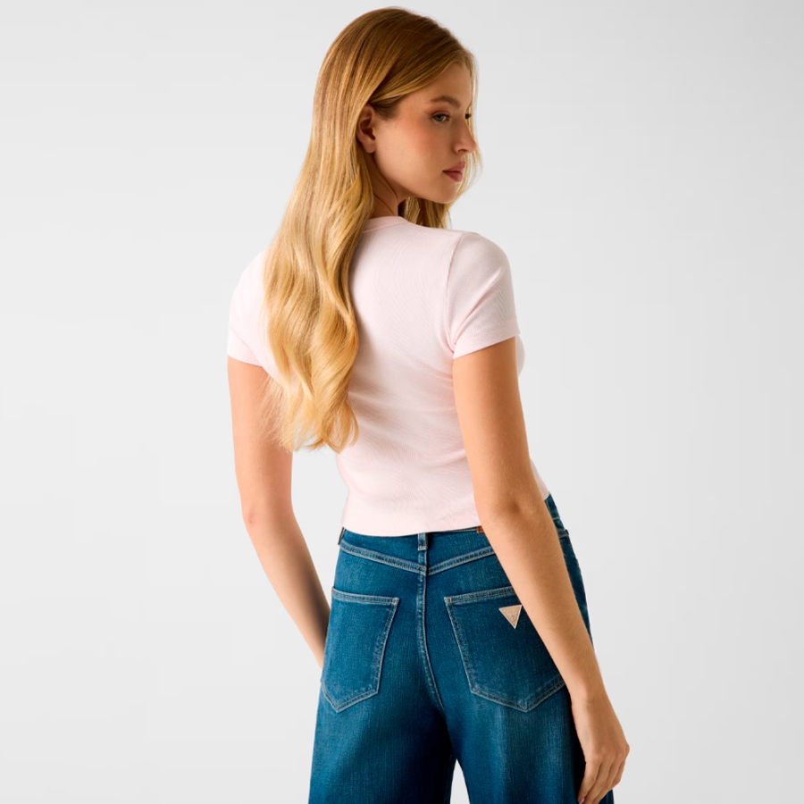 t-shirt-mit-glitzer-im-logo