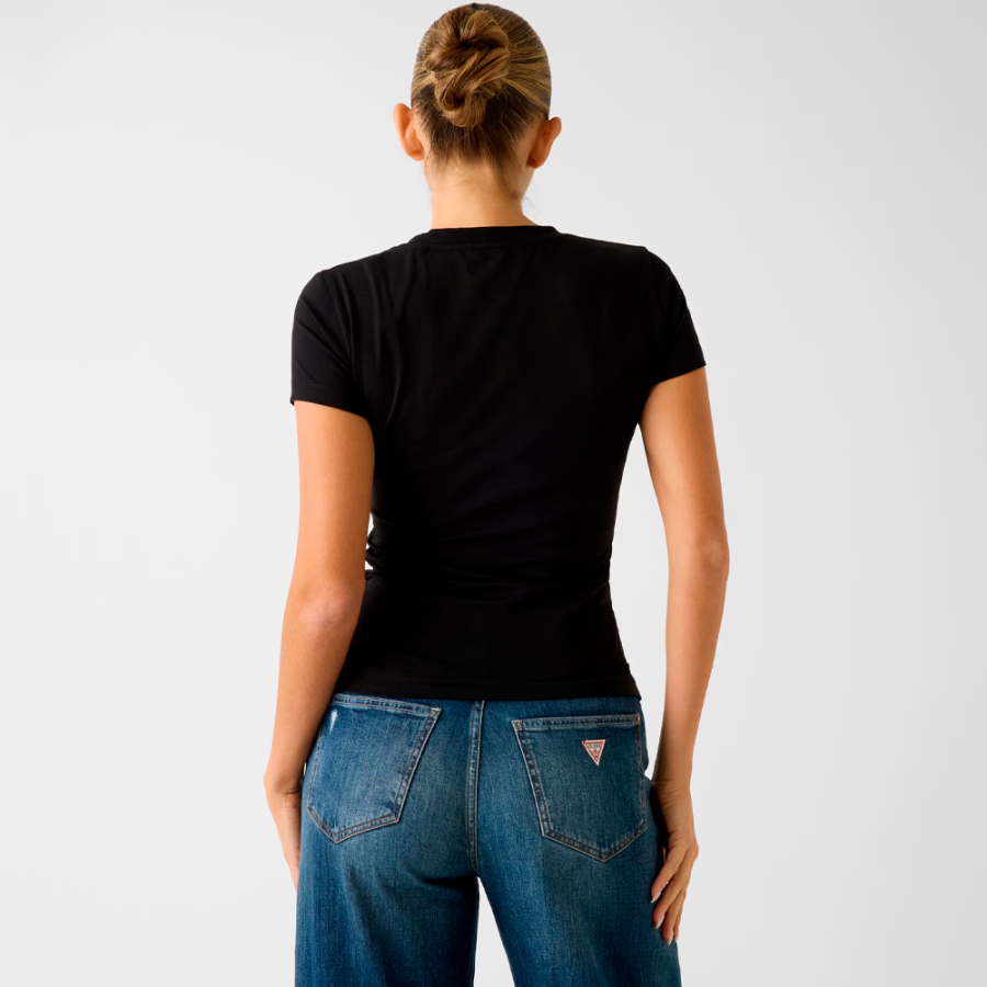 camiseta-com-logo-triangular