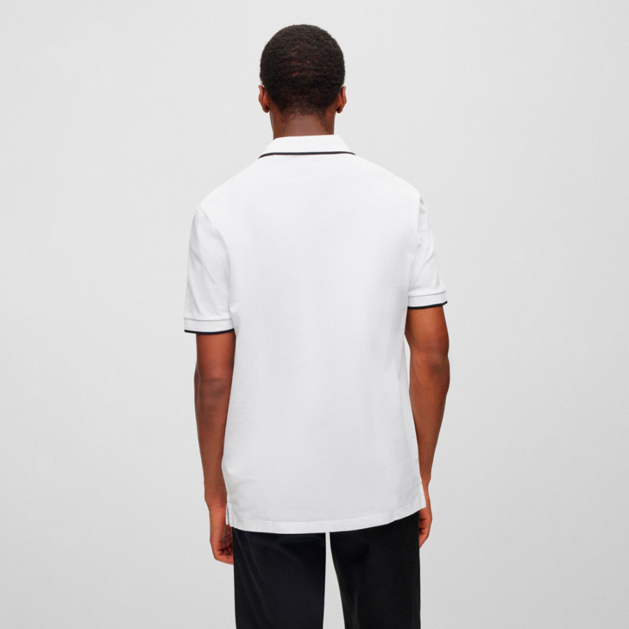 schmal-geschnittenes-poloshirt-mit-rotem-logo-etikett