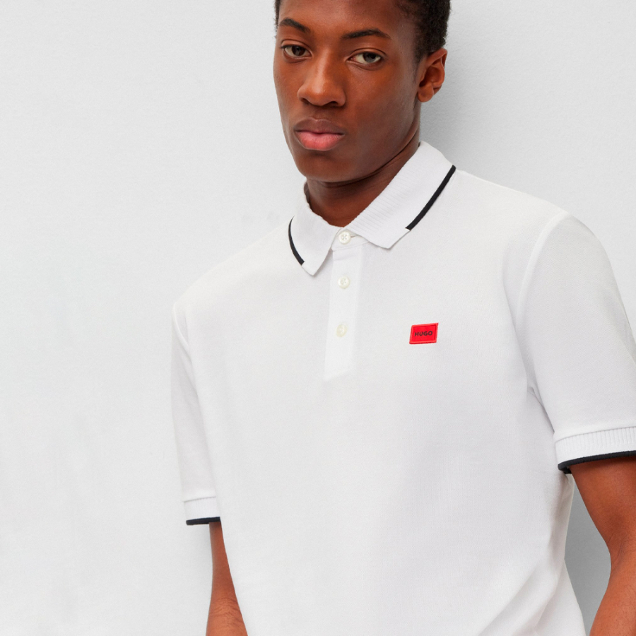 polo-slim-fit-con-etichetta-con-logo-rosso