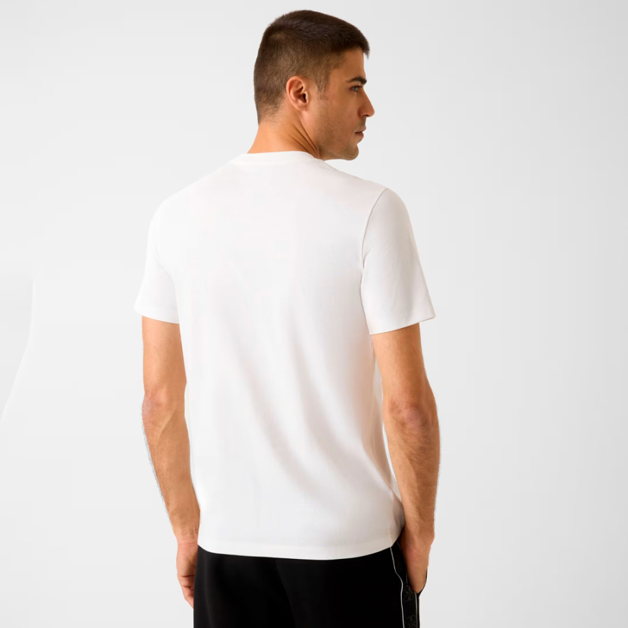 camiseta-con-logo-estampado