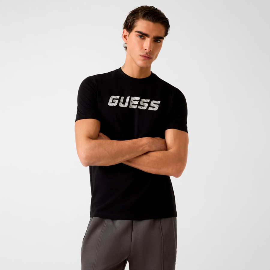 camiseta-con-logo-estampado